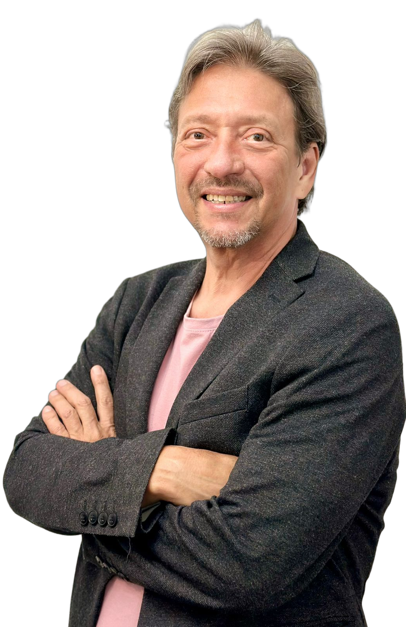 Retrato del Dr. Roberto Dutra, sonriendo, con los brazos cruzados