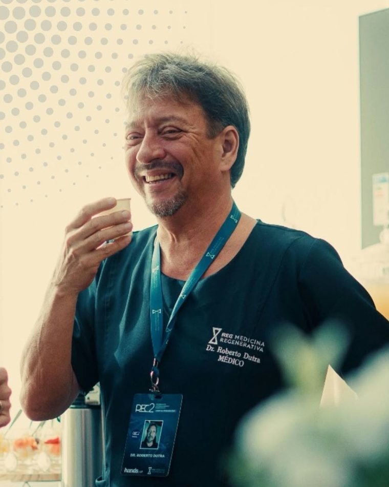 El Dr. Dutra sonriendo durante una pausa del HandsOn REC2, con el ambo de REC Medicina Regenerativa