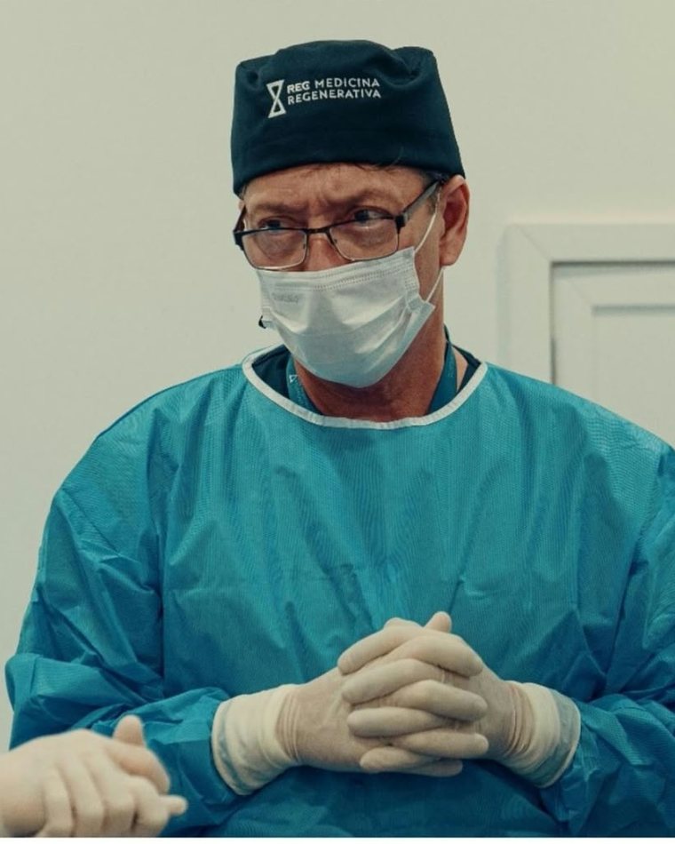 El Dr. Dutra en el quirófano, con bata, gorro y barbijo